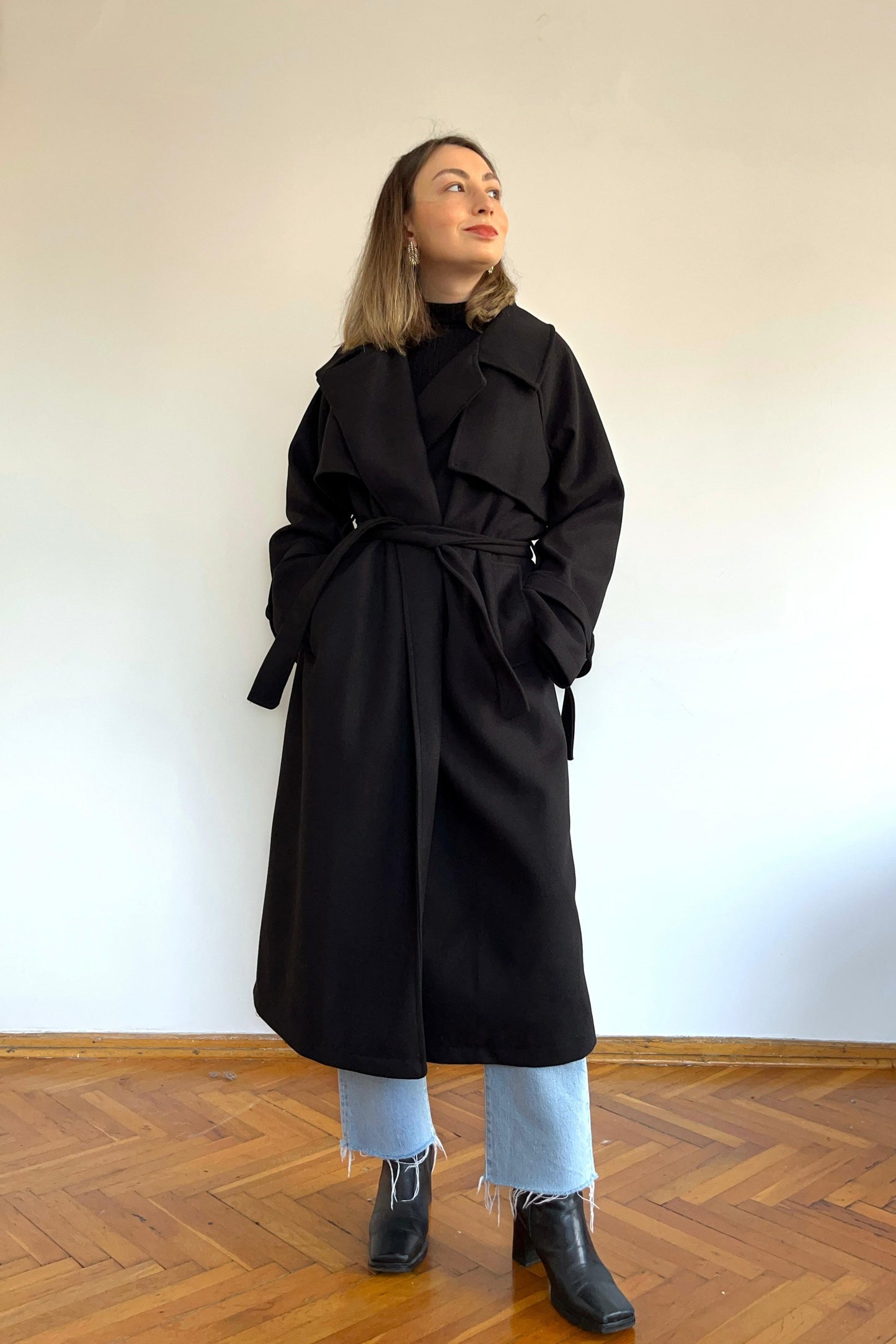 Yumuşak Dokulu Oversize Siyah Kaban